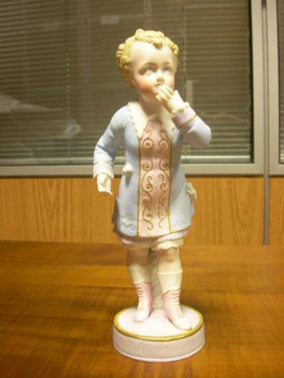 Biscuit de Sevrés. Niño. s.XIX