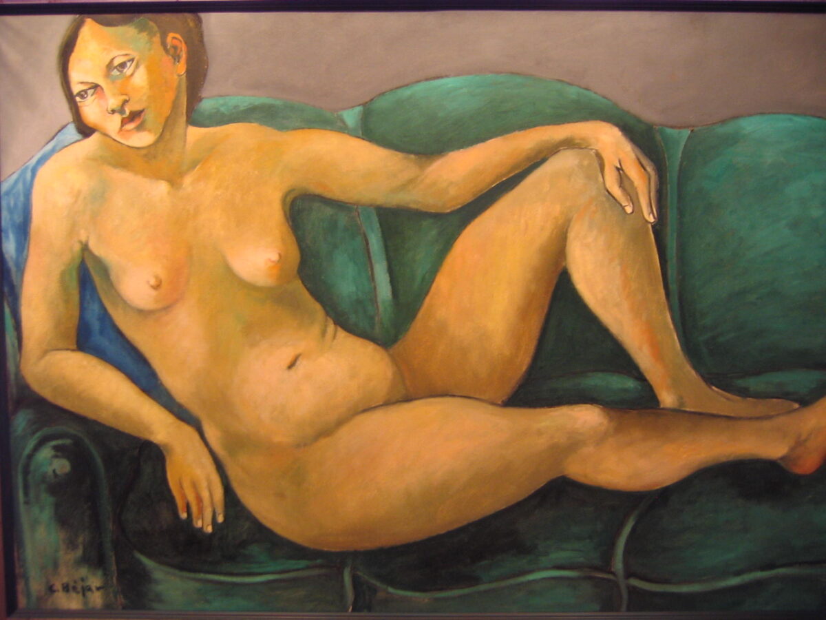Mujer en sofá