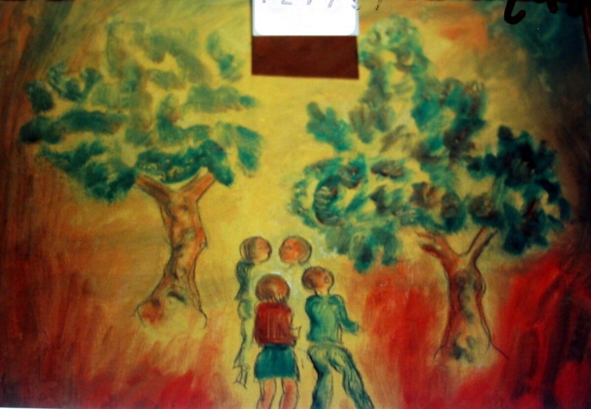Cuatro figuras y dos árboles