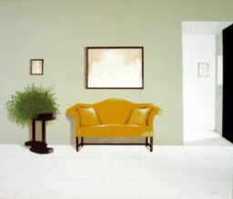 Interior con sofá y plantas