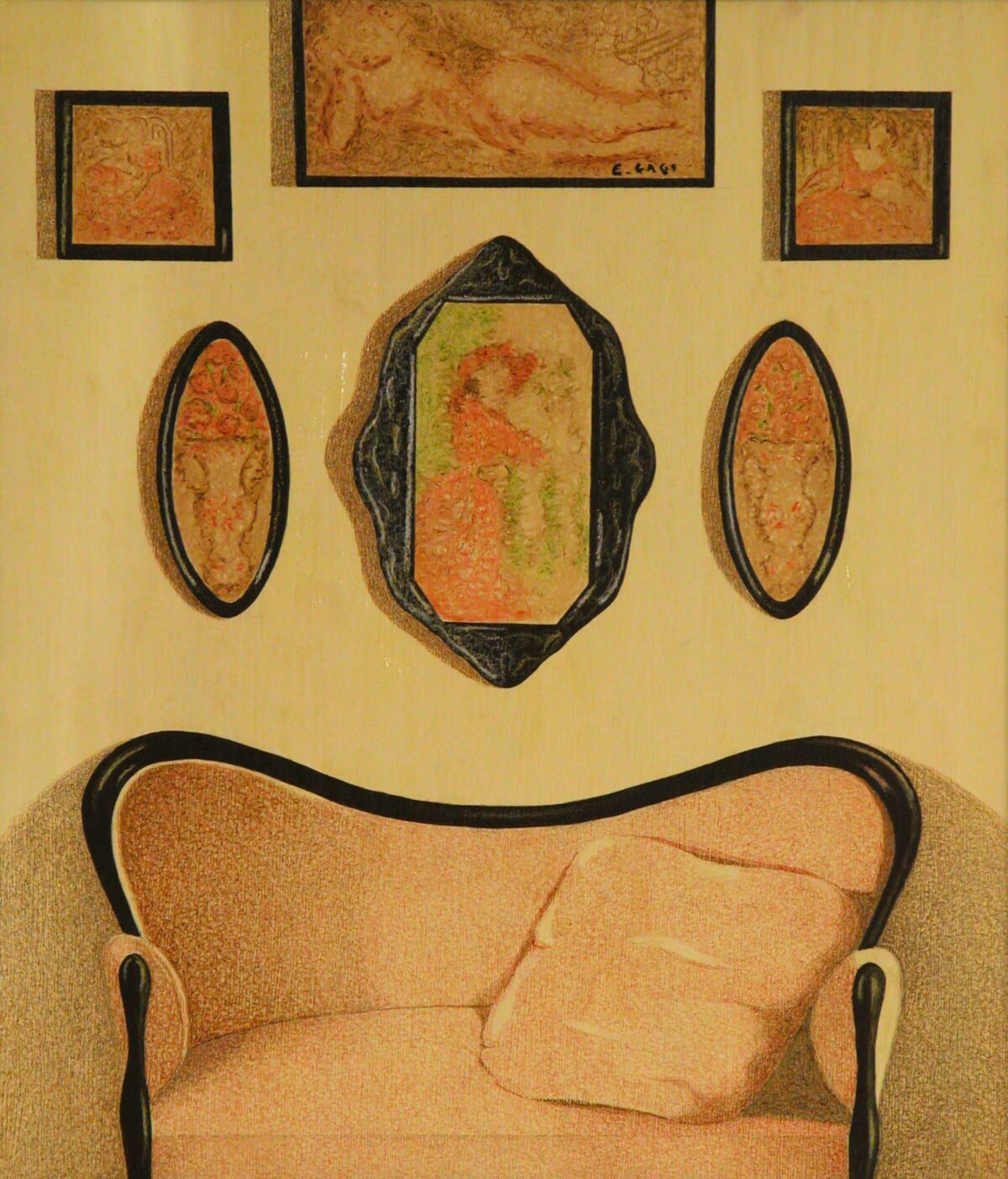Interior con sofá y cuadros