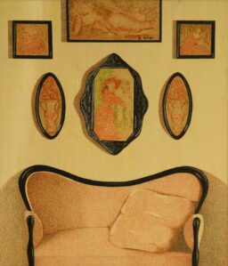 Interior con sofá y cuadros