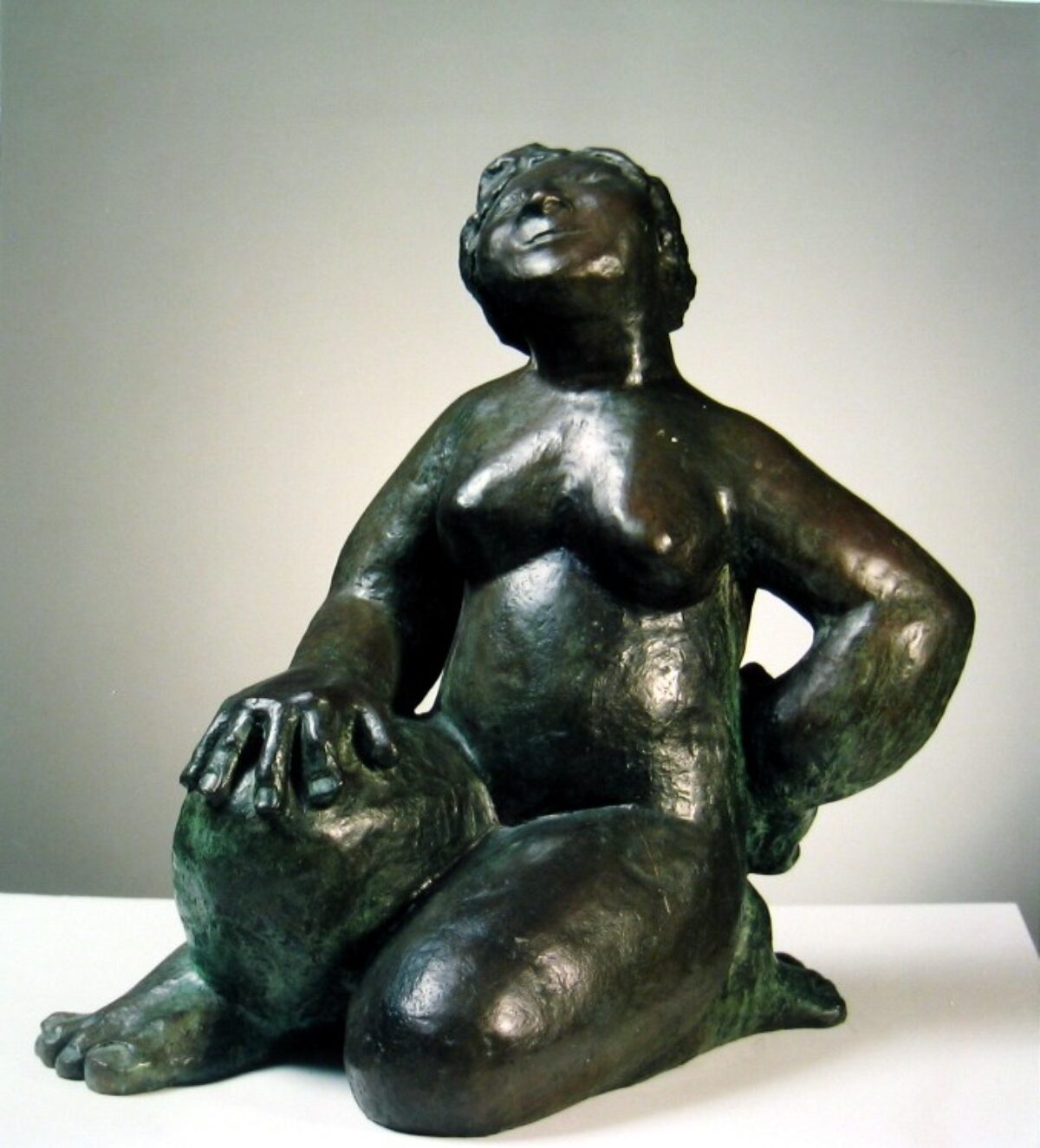 Mujer de rodillas