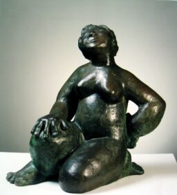 Mujer de rodillas